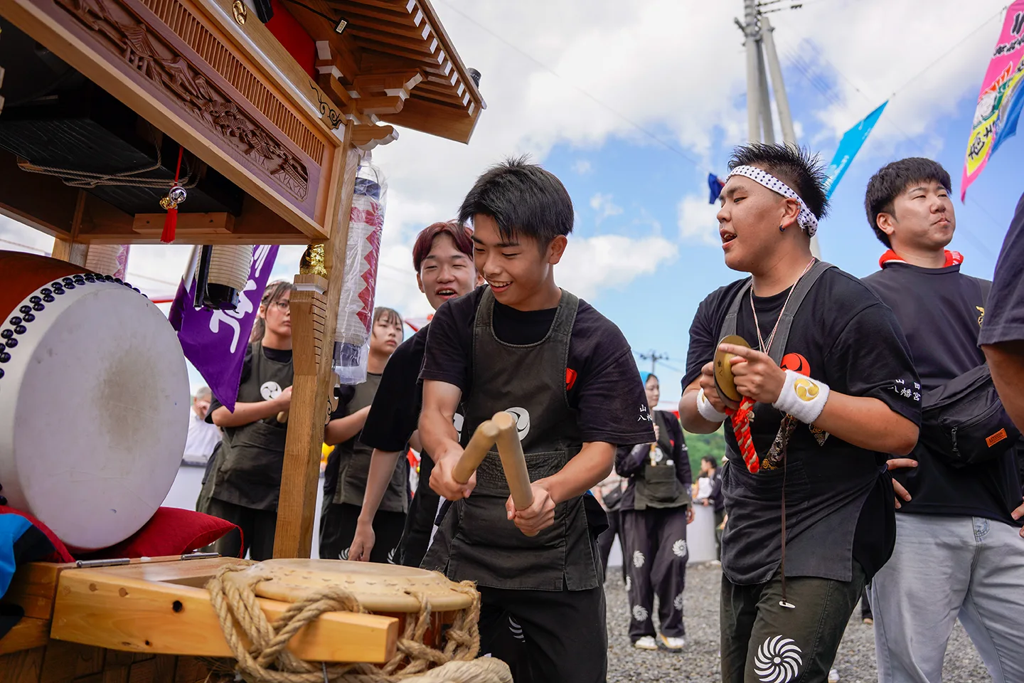 Young members of Yamada Hachimangu beating taiko drums on a float at Yamada Matsuri